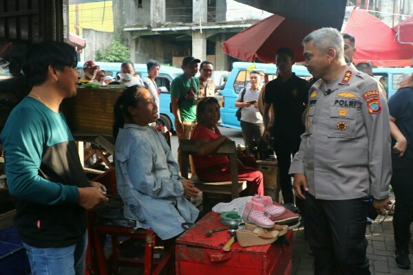 
 Pantau Aktifitas di TKB dan Pasar 45 Manado, Kapolda Bincang Akrab Bersama Warga