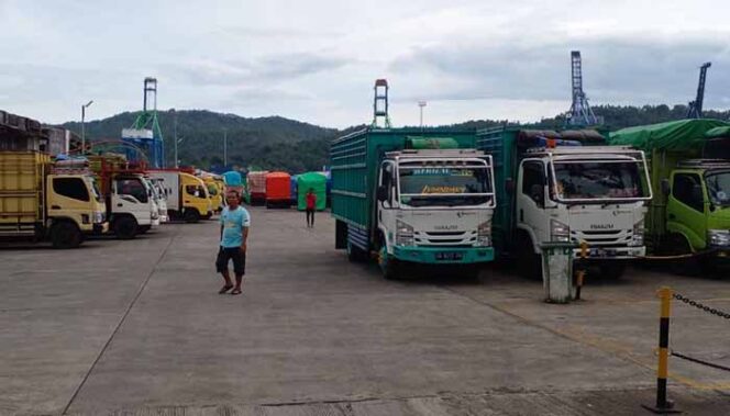 
 Foto - Sejumlah Kendaraan Truk yang mengangkut barang yang siaap dimuat ke- Kapal Ferry di Pelabuhan ASDP Bitung