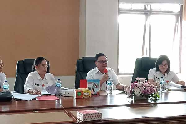 
 Foto : Sekretaris Daerah Kota Tomohon Edwin Roring SE ME (tengah) saat memimpin rapat
