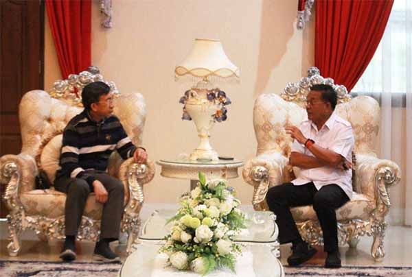 
 Foto : Walikota Bitung, Maurits Mantiri saat menerima kunjungan Prof. Yohanes Surya bersama rombongan, Bertempat di Guest House Rumah Jabatan. Rabu, (30/11/22)