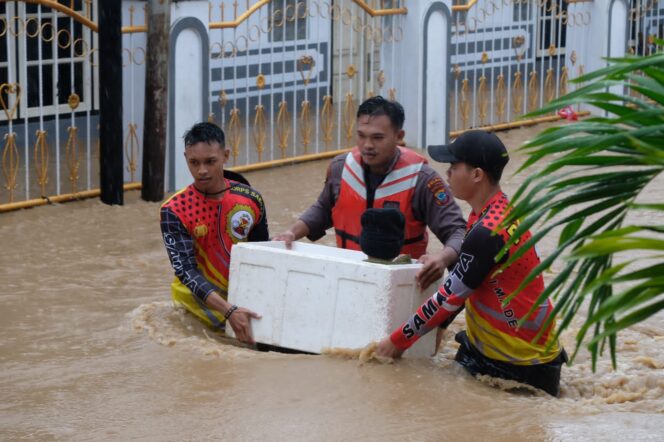 
 Samapta Polda Sulut dan Basarnas Evakuasi 6 Warga di Lokasi Banjir di Ternate Tanjung Lingkungan 3