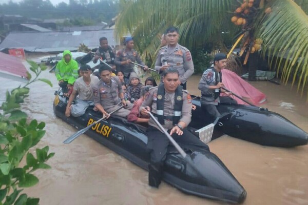 
 Ratusan Personel Polri Bantu Evakuasi Korban Banjir dan Tanah Longsor di Kota Manado