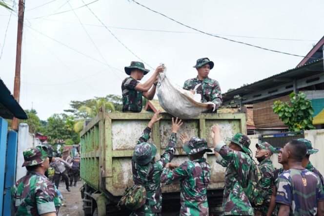 
 Pasca Banjir Manado, TNI-Polri Berjibaku Bersihkan Bekas Banjir 