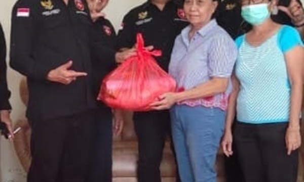 Foto : Ketua Umum DPP LLI Wenny Lumentut (topi merah) didampingi pengurus LLI menyerahkan paket bantuan kepada salah satu warga terdampak bencana alam di Kota Manado Provinsi Sulawesi Utara.
