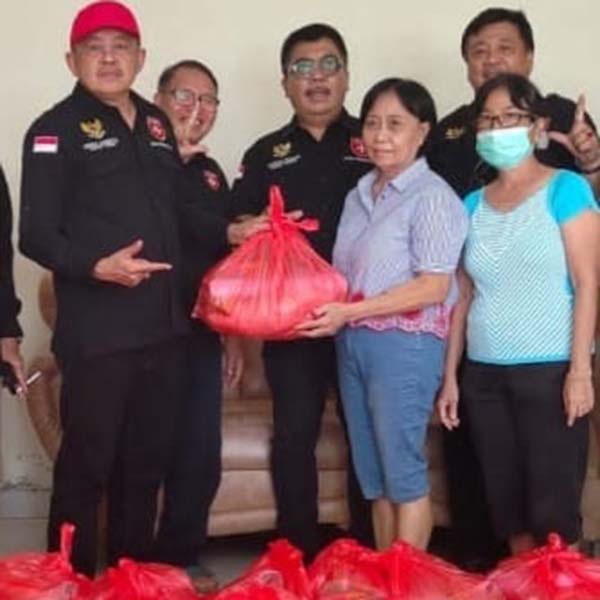 
 Foto : Ketua Umum DPP LLI Wenny Lumentut (topi merah) didampingi pengurus LLI menyerahkan paket bantuan kepada salah satu warga terdampak bencana alam di Kota Manado Provinsi Sulawesi Utara.