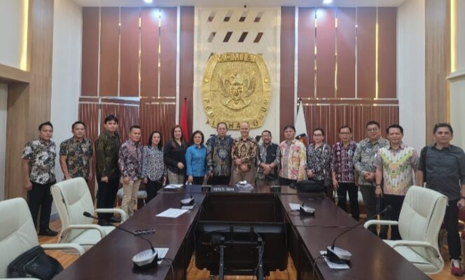 
 Foto. Audience antara KPU Provinsi Sulut, KPU Kota Tomohon, Pemkot dan DPRD Kota Tomohon bersama dengan KPU RI, Selasa (7/2/2023).