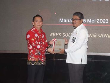 Foto : Walikota Tomohon, Caroll JA Senduk, SH (kiri) saat menerima LHP dari Kepala Perwakilan BPK Sulawesi Utara Arief Fadillah, S.E., M.M., CSFA