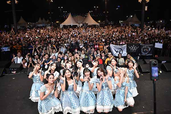 
 Foto : 12 Anggota JKT48 Pecahkan Histeria Fans di gelaran FIFGROUP 34th LOCALICIOUS di Plaza Parkir Timur Senayan, Stadion Gelora Bung Karno (GBK), pada Jum’at, 02 Juni 2023.