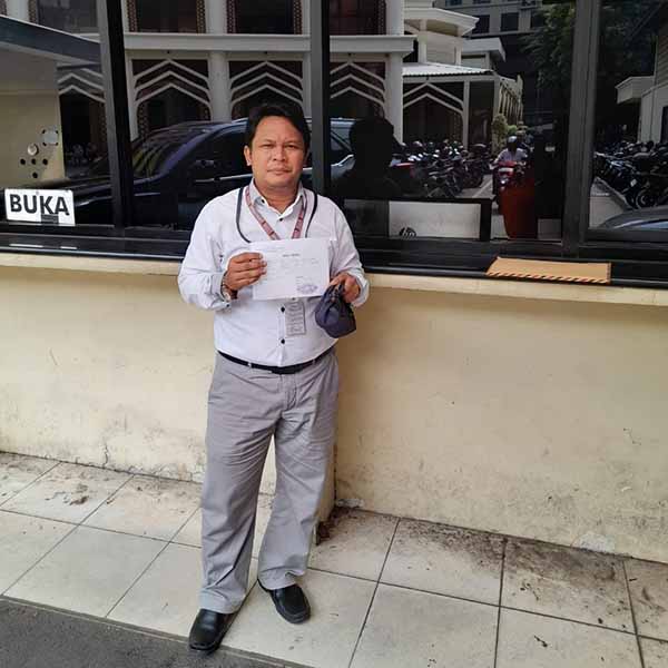 
 Teks. Foto: Ketua Umum LM-PEKA Andro Oki SH diabadikan saat menyurati Kapolri di Mabes Polri Jakarta, (7/11/2023).