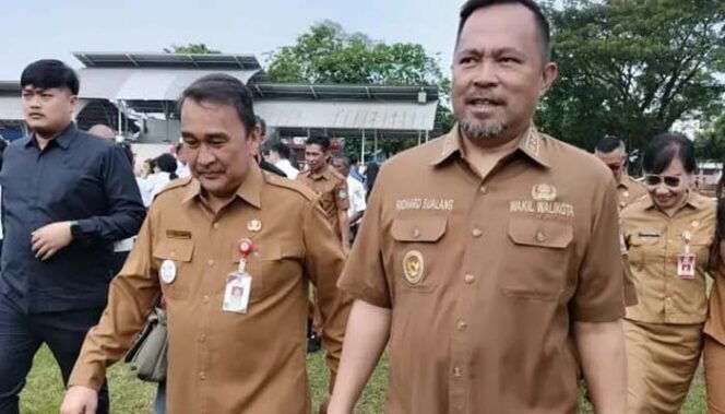 
Foto : Wakil Walilkota Manado dr. Richard Sualang, didampingi Sekretaris Kota Manado Dr.Micler Lakat, usai apel perdana, Senin, 6 Januari 2025