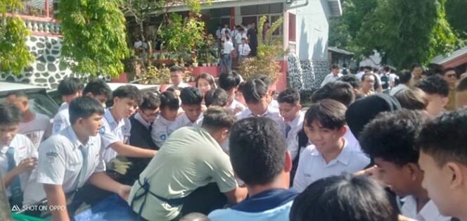 
Foto - Pembagian Makan Bergisi Gratis hari kedua Selasa 7 Januari 2025 di SMA Negeri 9 Manado