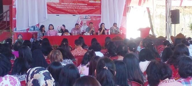 
Foto - Kadis Dikbud Kota Manado Steven Tumiwa S.Pd.M.Pd ( tengah) saar Rapat Perdana Dengan 500 Lebih Kepsek Jumat (10/1) di SMP Negeri 1 Manado