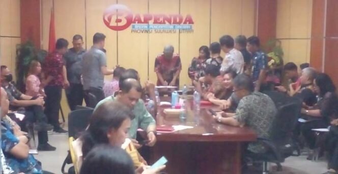 
Foto - Kepala Bapenda Sulut June Silangen SE.AK.MM ( tengah) didampingi Staf Dalam Penandatanganan Pakta Integritas baru baru ini