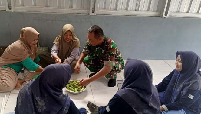
Kreatif, Babinsa Berikan Motivasi Pembuatan Kripik Pare