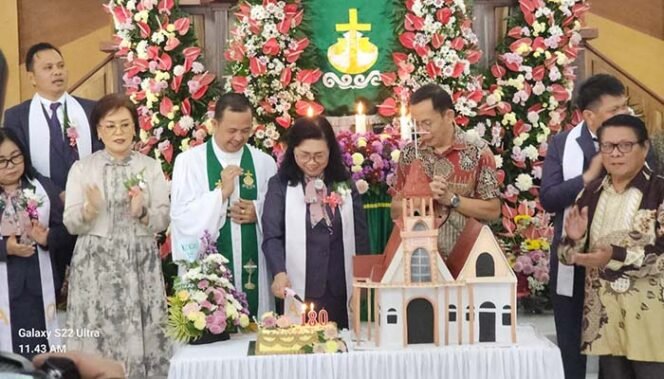 
ODS Mandagi Mewakili Walikota Tomohon Hadiri Ibadah Syukur HUT ke-180 Jemaat GMIM Kakaskasen Pniel