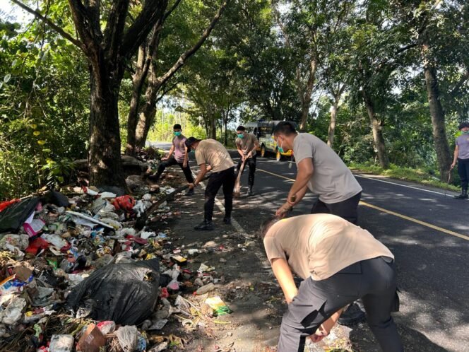 
Personel jajaran Polres Minsel Bersihkan Tumpukan Sampah di Jalan Trans Sulawesi 