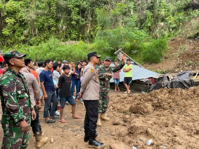 
Polres Minsel Bantu Evakuasi Dua Korban Tanah Longsor di Desa Wanga 