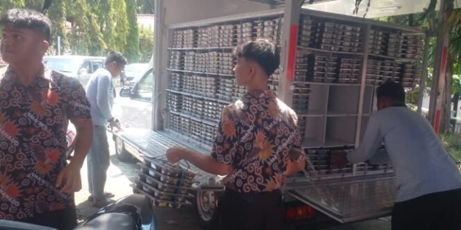 
Foto - Sejumlah Siswa SMA Negeri 9 Manado Yang Menurunkan 2.200 lebih Paket MBG dari Mobil BOX