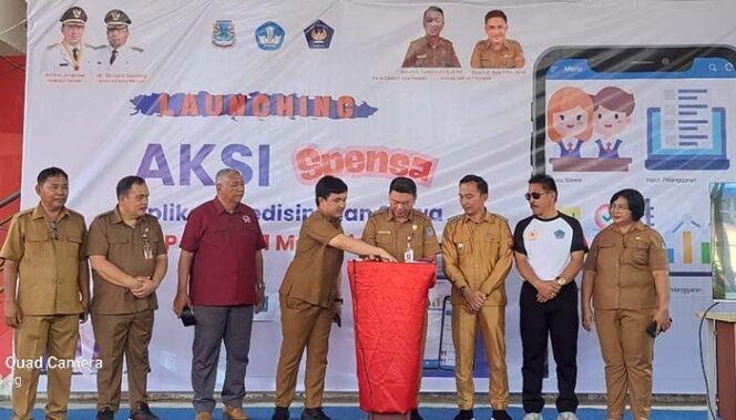 
Foto - Kadis Pendidikan Manado Steven Tumiwa ( tengah) dan Plt Kepsek SMP Negeri 1 Manado Riva Rori S.Pd M Pd bersawa Wakil Kepsek dan Komite Sekolah saat Launching AKSI
