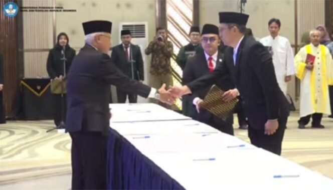 
Foto -Mendiktisaintek Satryo Sumantry Brojonegoro ( kiri) saat melantik Rektor Unima Dr Joseph Philip Kambey SE AK MBA