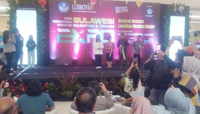 
Foto :  Munawir Razak Kepala LLDIKTI  -XVI (tengah)