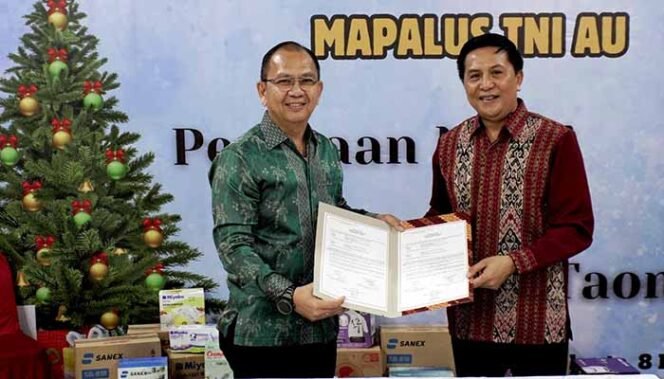 
Foto : Ketua K3M TNI AU yang baru Kolonel Pnb Abram Tumanduk dan Ketua lama Marsma TNI Aldrin P Mongan., berpose bersama.