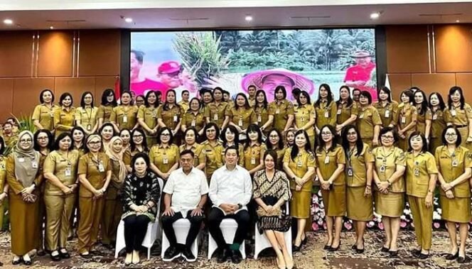 
Foto - Gubernur Sulut Prof Dr ( HC)  Olly Dondokambey- Wakil Gubernur Drs Steven Kandouw SE Didampingi Istri Masing Masing ( duduk ditengah ) bersama Pejabat Eselon II.