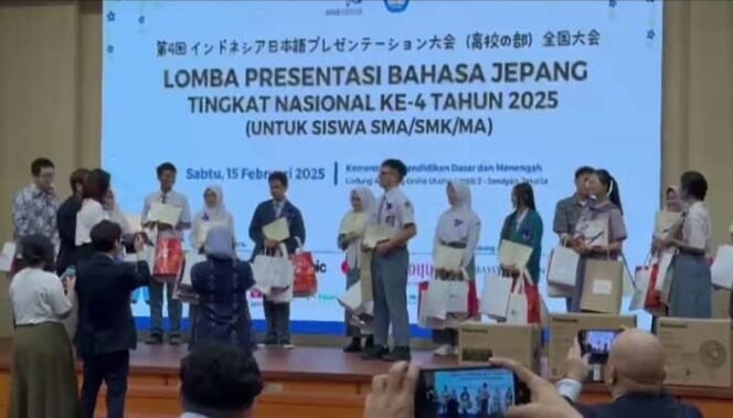 
Foto - Leon Rembet Siswa Kelas XII SMA Negeri 1 Manado Saat Juara 2 Tingkat Nasional Presentasi Bahasa Jepang Saat Terima Hadia ( kiri)