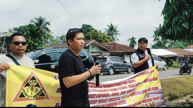 
LSM Semut Merah Gelar Aksi di Kantor DJBC Sumbagtim & Bea Cukai Jambi, Desak Pemberantasan Rokok Ilegal