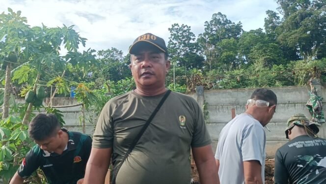 
Bangun Bak Air 5000 Liter, Satgas TMMD Kolab Bersama Anggota Polri