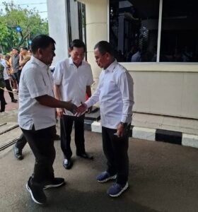 Gubernur dan Wakil Gubernur Sulut menyalami Bupati Bolmong Utara Sirajudin Lasena