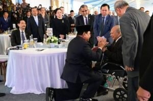 Presiden Prabowo Subianto Sungkem ke Prof. Emil Salim