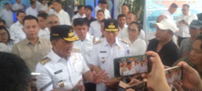 
Foto - Gubernur Sulut Mayjen Yulius Selvanus Didampingi Wakil Gubernur Johanes Victor Mailangkai saar wawancara di Kantor Gubernur Rabu 5 Maret .