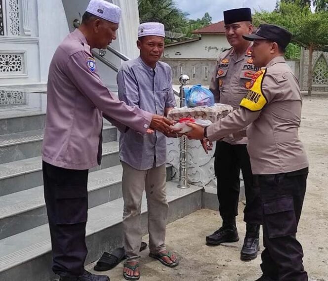 
Kapolsek Air Joman Beri Bantuan Sembako Di Mesjid Baitul Rahman Dalam Wujud Bhakti Sosial Polisi Peduli