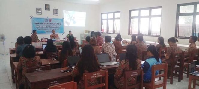 
Foto - Kabid SMK Dikda Sulut Vecky Pangkerego S.Pd.M.Pd ( tengah) dan Kepsek SMK Negeri 9 Manado Arther Rarung S.Pd ( kiri) dalam acara IHT.