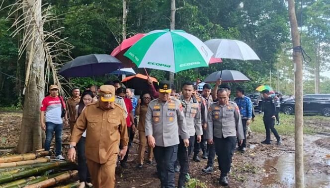 
Kapolda Sulut dan Bupati Minahasa Tinjau Lokasi SMA Unggul Garuda Nusantara di Langowan 