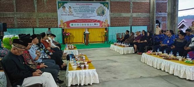 
Foto : Wakil Bupati Vanda Sarundajang mewakili Pemerintah Kabupaten Minahasa, saat menyampaikan sambutan (Gawai.co)