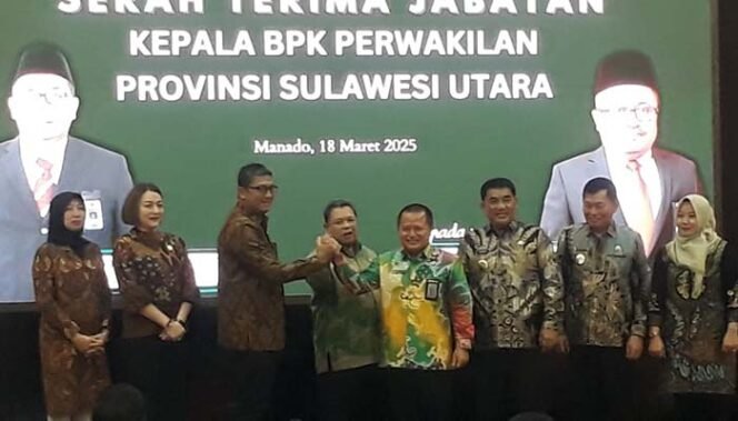 
Foto - Gubernur Sulut YS dan Wakil Gubernur VM Saat Menhadiri Serah Terimah Kepala BPK- RI Perwakilan Sulut lama Ariff Fadillah kepada Bombit  Agus Mulyo ( tengah saling pegang tangan)