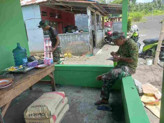 
Momen Makan Siang Satgas TMMD, Cermin Kebersamaan dan Kekompakan