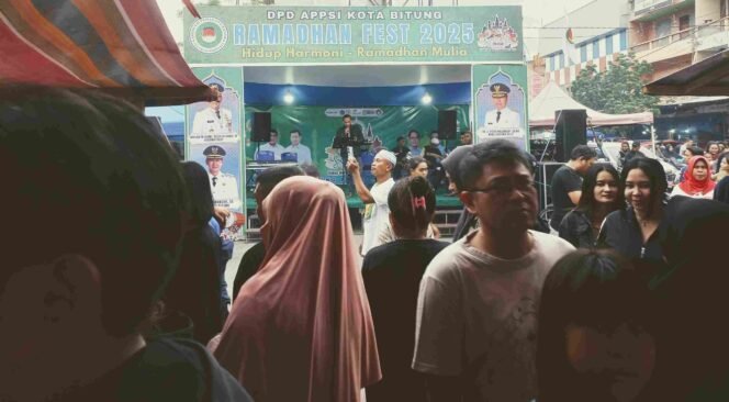 
Puisi Hanum pada Ramadhan Fest 2025 di Kawasan Pedagang Takjil dan Pasar Senggol Kaki Lima