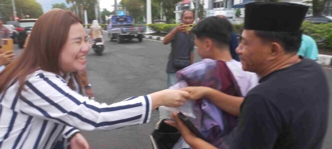 
Ramadhan Berbagi Bersama APPSI, Istri Wakil Walikota Bitung Bagikan Takjil Gratis