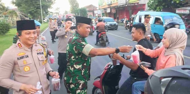 
Dandim dan Kapolres Bitung Kompak Bagikan Takjil