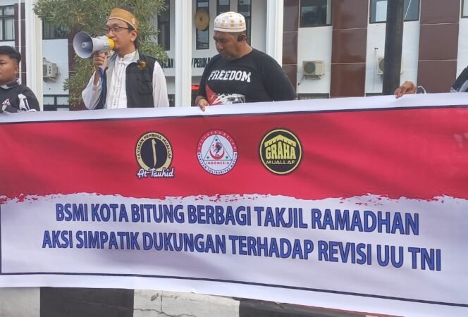 
Aksi Simpatik Dukung RUU TNI, BSMI Bitung Sambil Bagikan Takjil Ramadhan