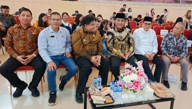 
Foto - Gubernur Sulut Yulius Selvanus dan Kadis Infokom Steven Liouw Serta Wartawan