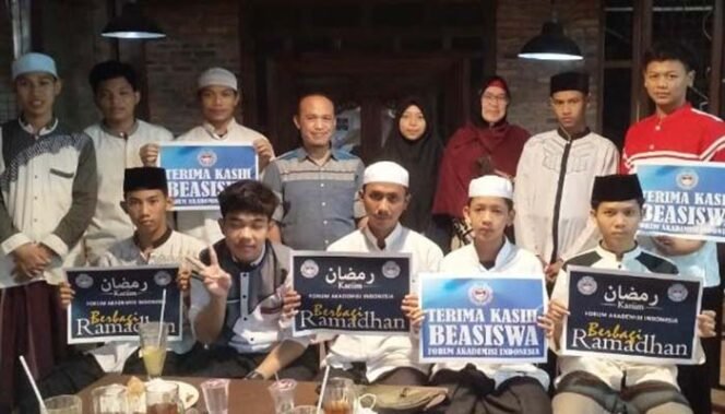 
Sejumlah anak yatim piatu menerima beasiswa secara simbolis pada acara 