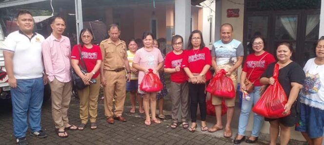 
Foto - Plt Kepsek SMP Negeri 8 Manado Rahman Mangopa S.Pd M.Pd (tengah) saat meberikan Paket Sembako di Kelurahan Paal 4