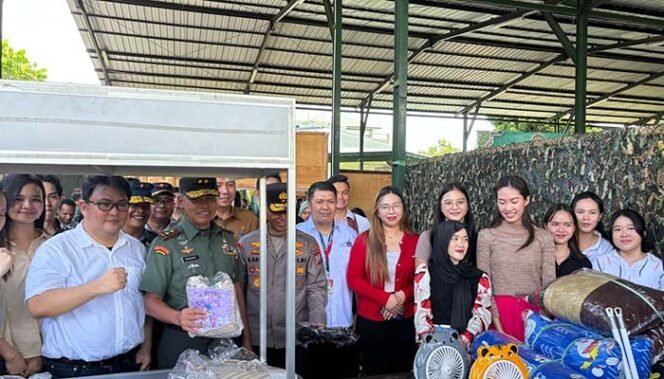 
Caption : Foto bersama Pangdam, Wakapolda, Danlanud, Danlantamal, saat bazar ramadhan TNI