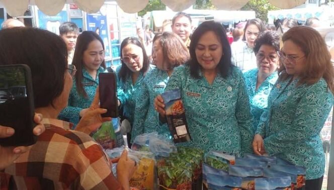 
Foto - Ibu Anik Yulius Selvanus Ketua TP- PKK ( Kiri) dan Sekretris Ibu Merry Mailangkay- Kalalo ( kanan) saat tinjau GPM Kamis 27 Maret 2025