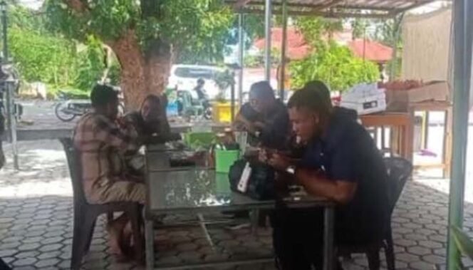 
Bupati Rote Ndao Nikmati Bakso Pinggir Jalan, Bukti Kesederhanaan Pemimpin