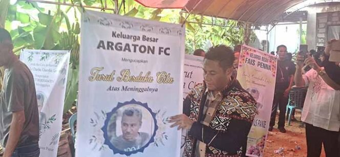 
Bupati Rote Ndao Hadiri Pemakaman Mendiang Karel M.Panie